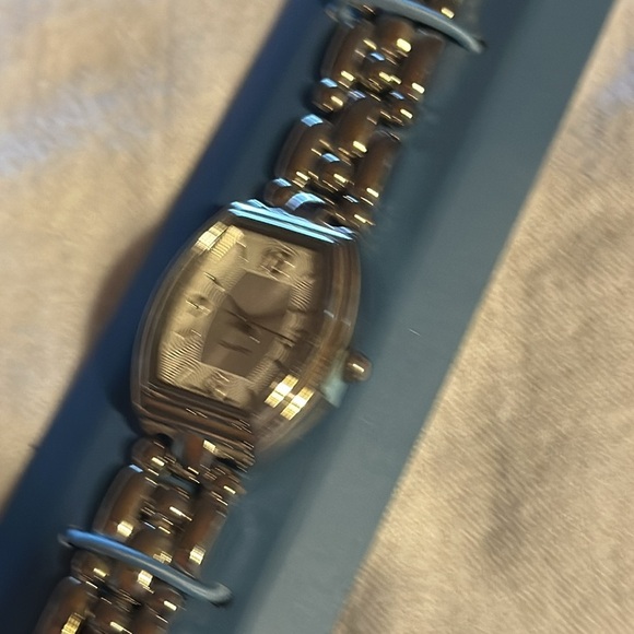 New Quartz Silvertone Ladies Watch -Great Gift!!!!